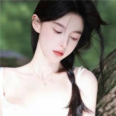 照片里的伴娘